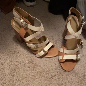 Ivanka Trump Ibertini buckle block sandals 9